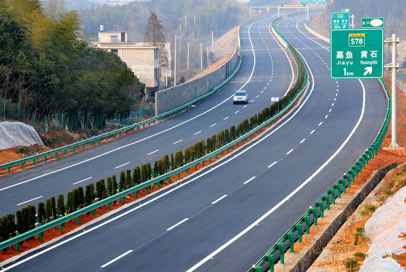 咸通高速公路，2013年12月26日建成通車，總投資32億元。咸寧市交通運輸局供圖