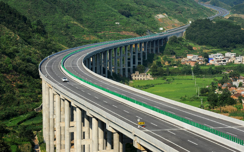 杭瑞高速公路， 2011年6月30日建成通車，徹底解決通山、崇陽、通城三個縣無高速通往的歷史。咸寧市交通運輸局供圖