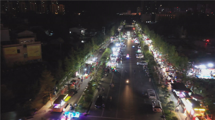 黃岡市浠水縣月湖公園夜市區(qū)。周航川攝