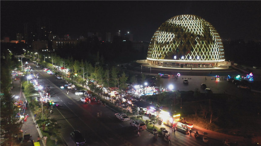 黃岡市浠水縣月湖公園夜市區(qū)。周航川攝