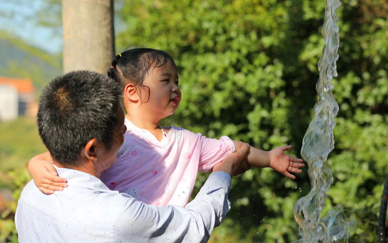 村民們高興地圍在水井旁。