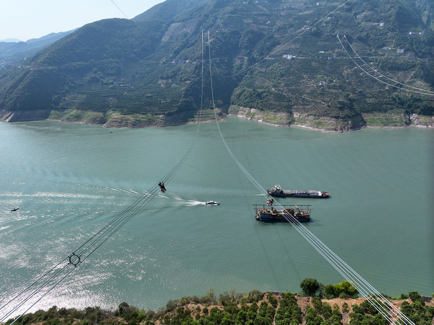 國網湖北電力員工在白浙線跨越長江線路上安裝間隔棒。雷勇攝