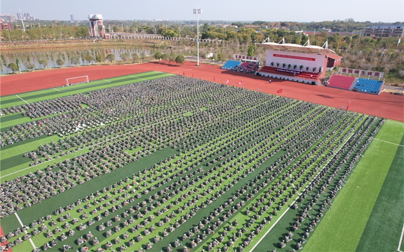 開學(xué)典禮上4000余名新生手寫卡片獻(xiàn)禮二十大