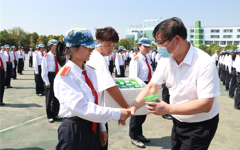 副校長崔海容為新生送綠豆湯。