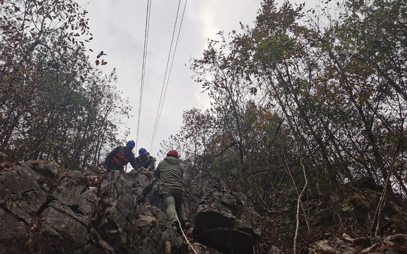 圖3：12月8日，在湖北省建始縣花坪鎮(zhèn)三岔槽村，湖北送變電工程有限公司恩施東-朝陽500千伏線路工程（恩施段）翻山越嶺去施工。