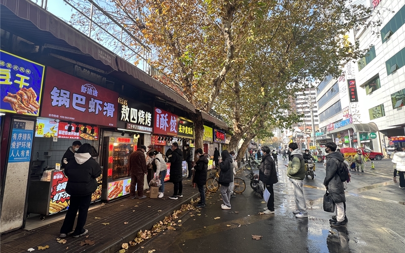 武漢水塔美食街“煙火氣”漸升騰