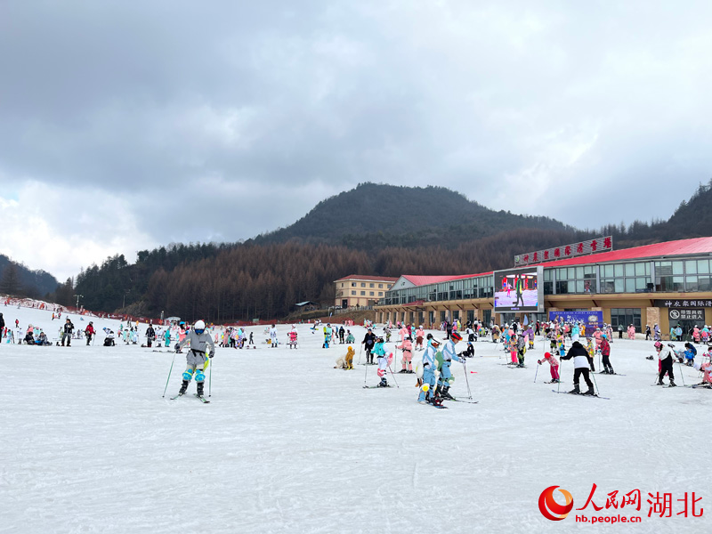 滑雪場大量的游客。人民網 張雋攝