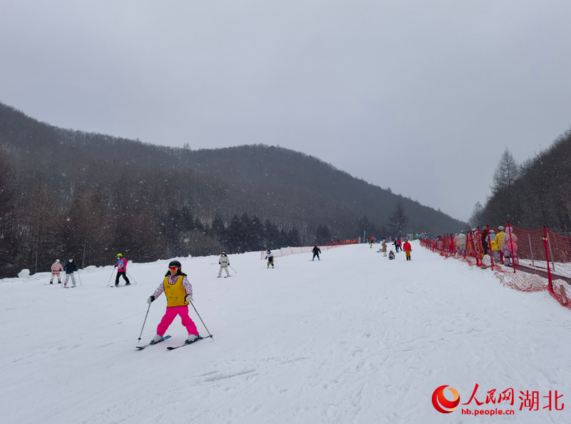 游客在神農架中和滑雪場體驗滑雪的樂趣。人民網 周雯攝