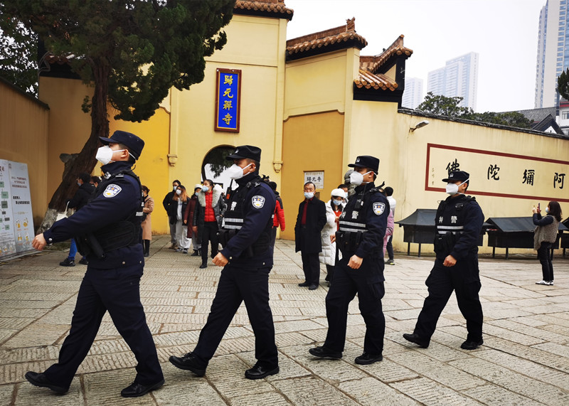 武漢特警在歸元寺巡邏。