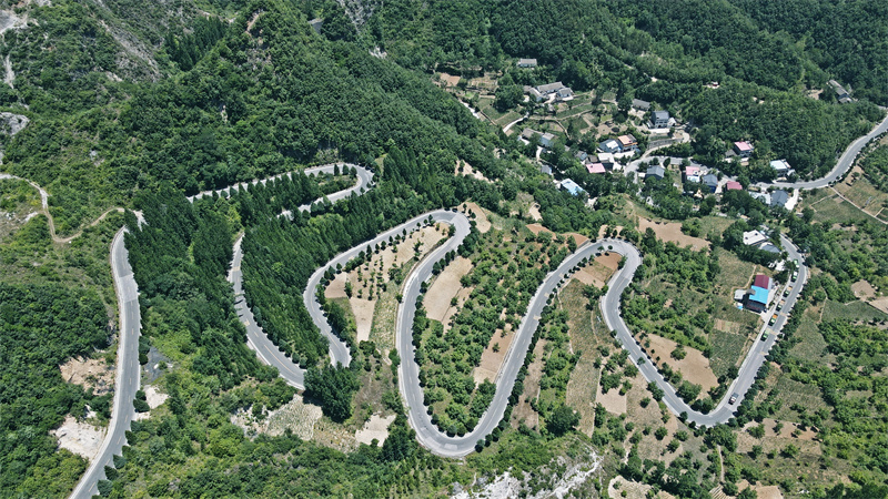 圖為鄖西縣上津鎮(zhèn)絞腸關(guān)盤山公路宛如“絲帶”。鄒景根攝