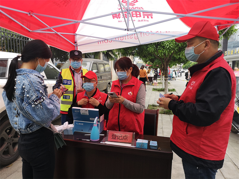 組織黨員干部深入社區(qū)核酸檢測(cè)一線，協(xié)助轄區(qū)核酸檢測(cè)采樣小組按時(shí)、高效、優(yōu)質(zhì)進(jìn)行核酸檢測(cè)工作。 十堰市煙草專賣局供圖