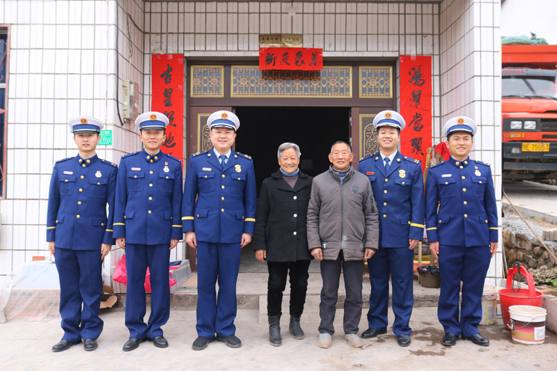 “爸媽”和“兒子”們合影。屈鵬攝