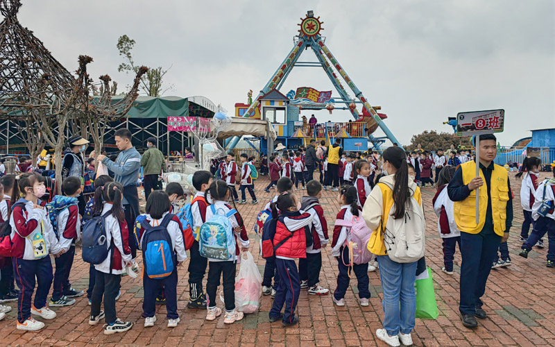 孩子們在紫薇都市田園開展社會實踐。