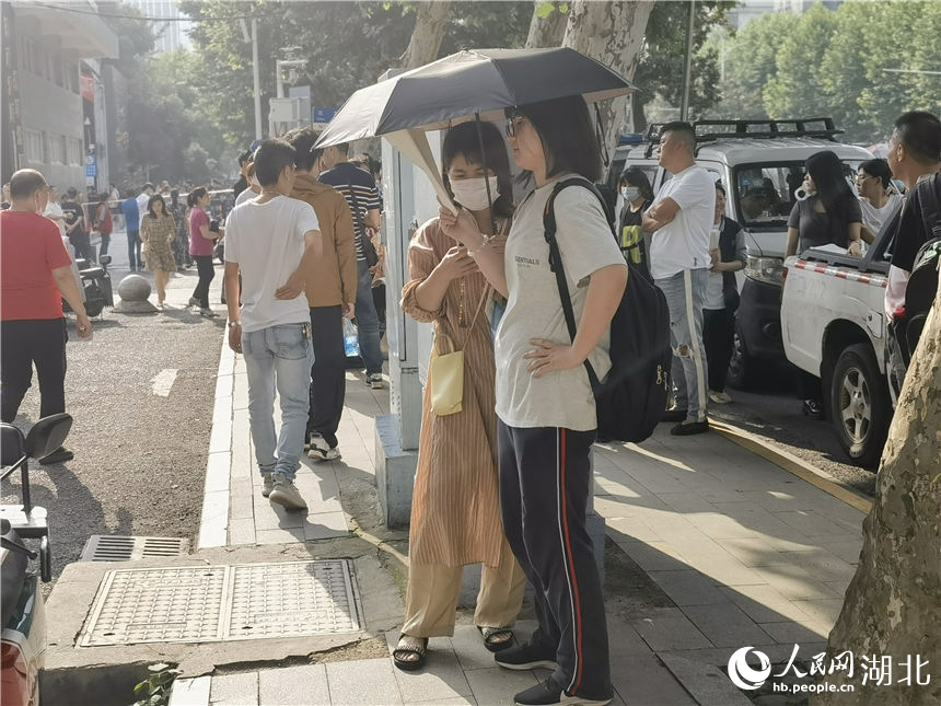 在武漢市第二十六中學(xué)考點(diǎn)，考生爭(zhēng)分奪秒復(fù)習(xí)。人民網(wǎng)記者 周雯攝