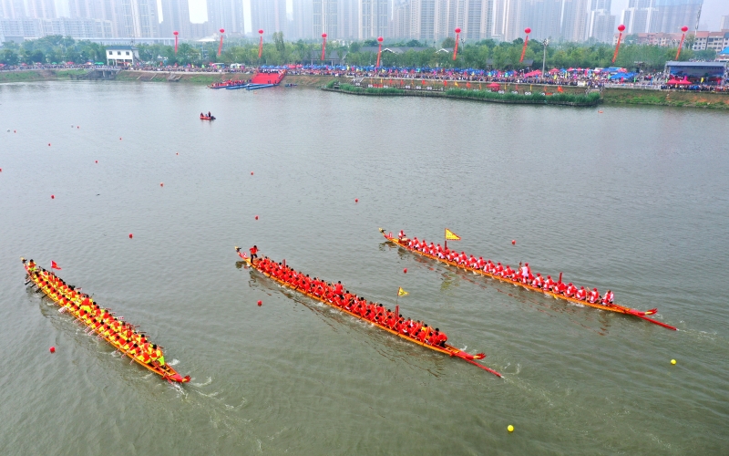 武穴街道7個鎮(zhèn)（街）16支代表隊隊伍在美麗的武山湖破浪爭先，演繹水上版“速度與激情”。