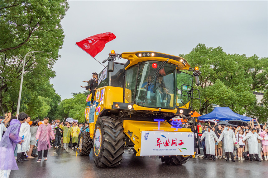 “大黃蜂”到達(dá)獅子山廣場(chǎng)。周仁杰攝