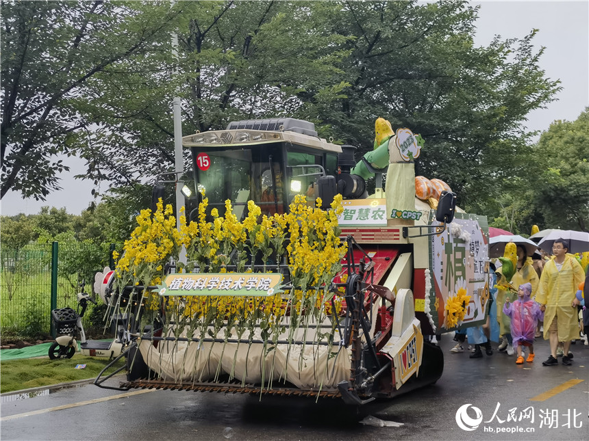 農機畢業(yè)巡游。人民網 周雯攝