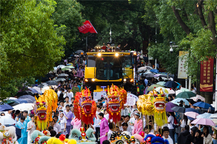 舞獅隊開路。魏洪博攝