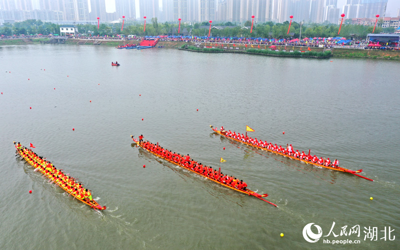 武穴市數(shù)十條龍舟在河道上破浪前行。人民網(wǎng)記者 郭婷婷攝