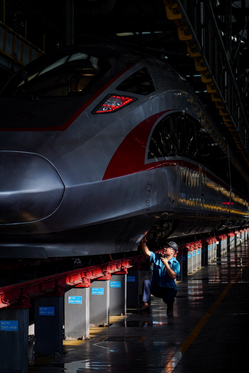 動車組機(jī)械師在對列車進(jìn)行檢修。鄒政攝 