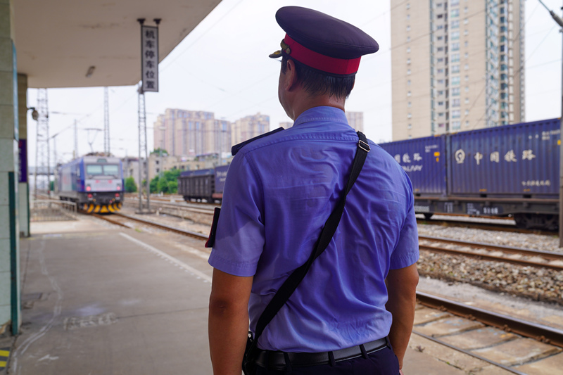 7月12日正午，襄陽車站運轉車間助理值班員外勤聶再剛正在進行接發(fā)列車作業(yè)，這趟列車將到達附近電廠，為暑期供電提供充足電煤保障。袁廣益攝