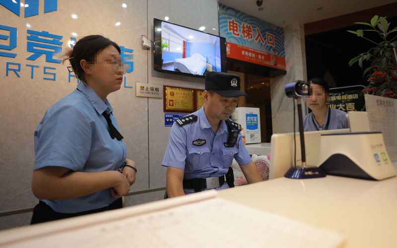 蔡甸警方對轄區(qū)酒店開展清查。