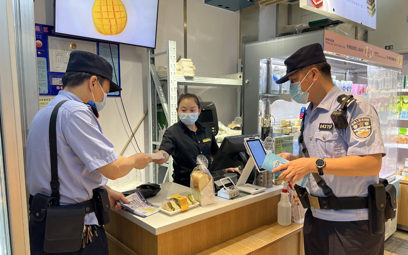 軌道警方對商業(yè)門店開展清查。