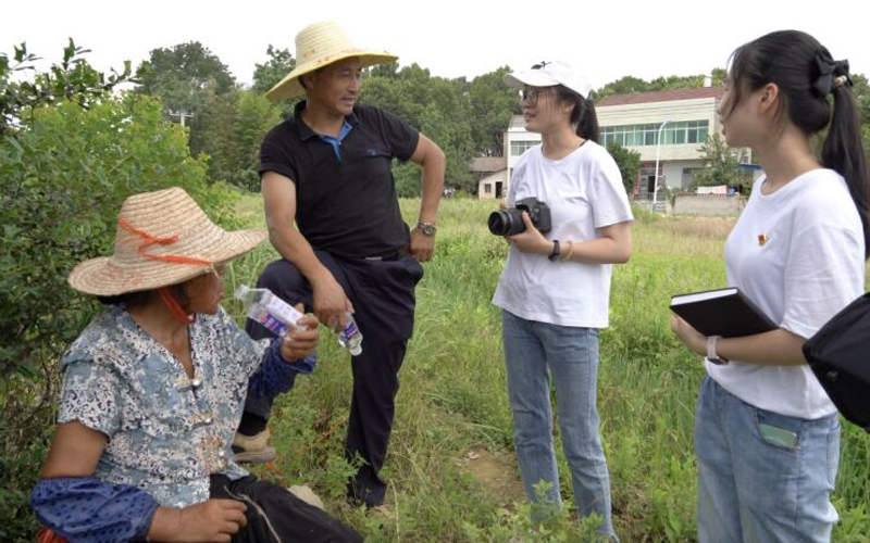 實踐隊員與村民交談。