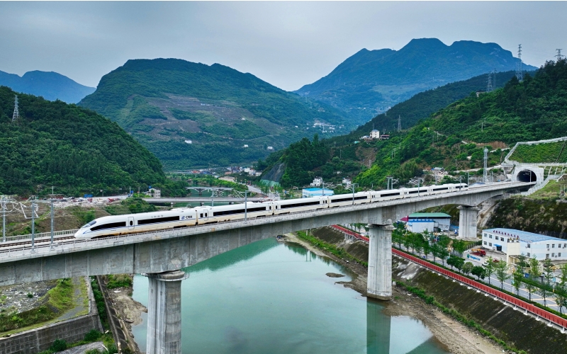 動(dòng)車在鄭渝高鐵線上行駛。鄒政攝