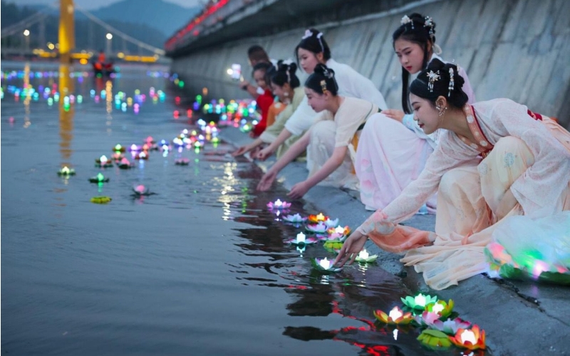 每年的農(nóng)歷七月七日，“織女”在天河水域放河燈，祈求好運(yùn)。鄖宣文攝