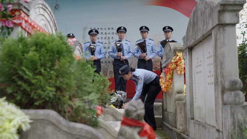 東西湖分局民警向公安英烈戰(zhàn)友獻花。董宏祥攝