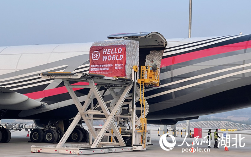 花湖機(jī)場(chǎng)貨運(yùn)航班裝卸貨物。人民網(wǎng)記者 周倩文攝