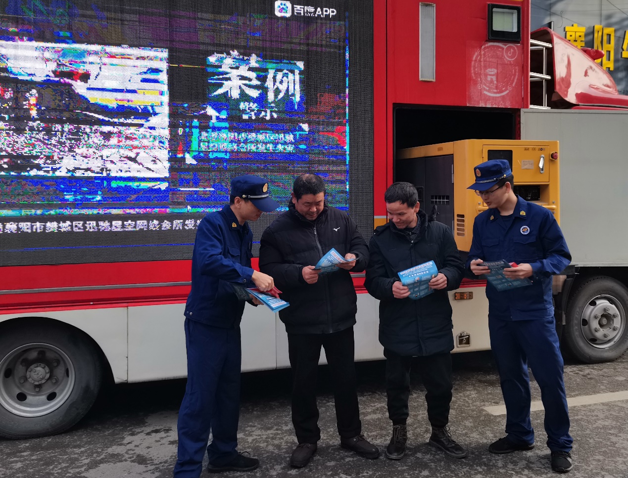 黃石消防宣傳員把移動宣傳車開進(jìn)村集市為村民普及冬季消防安全常識。寧靜攝