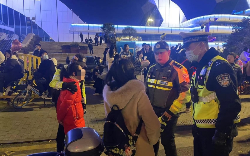 把迷路的孩子送到家長身邊。武漢交警供圖