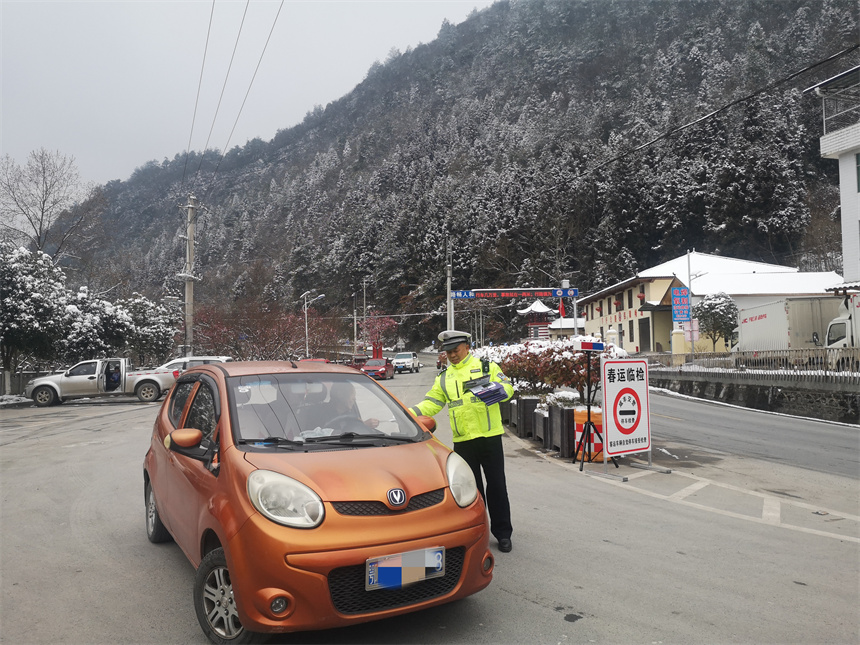 恩施交警在轄區(qū)春運臨時執(zhí)法檢查站對過往車輛進行檢查，并向駕乘人員發(fā)放宣傳資料，提醒大家增強冬季安全行車意識。