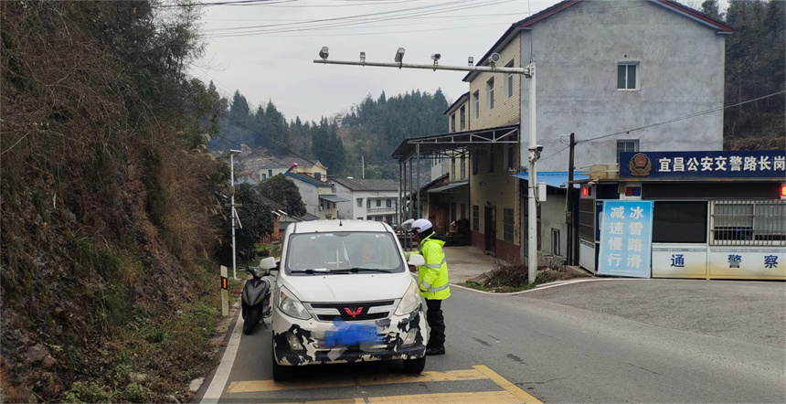 宜昌交警在轄區(qū)重點路段路口開展巡邏巡查與定點值守，并將交通安全宣傳教育工作融入其中，樹牢駕駛員安全行車和文明駕駛的交通安全理念。 