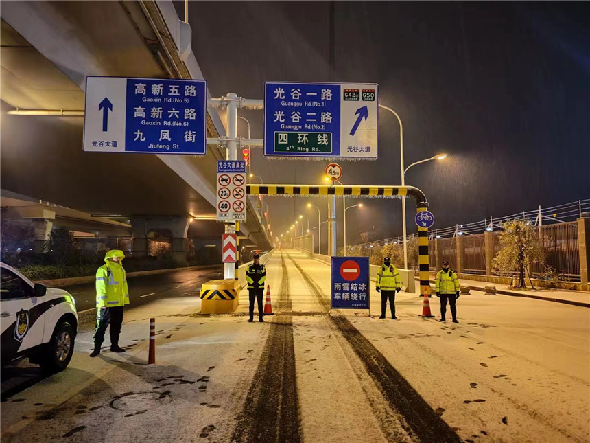 路面結(jié)冰，道路臨時(shí)管控。焦軒攝