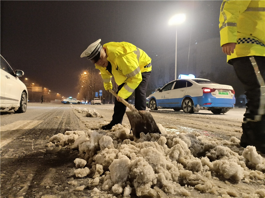 民警進行道路鏟雪工作。焦軒攝