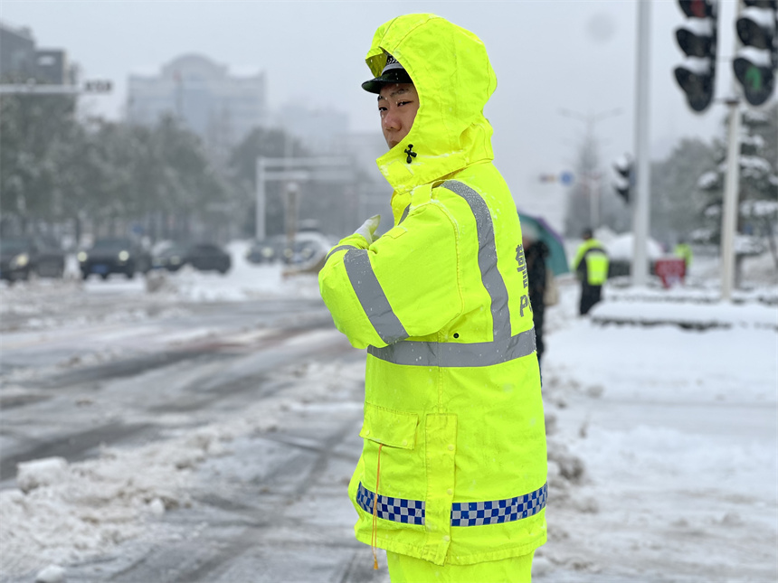 白雪皚皚中一抹“熒光綠”。