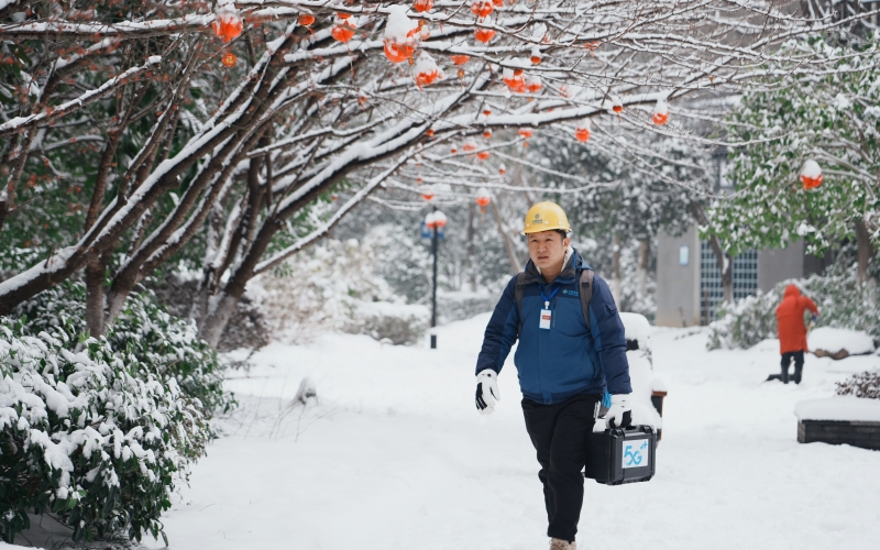 大雪中，湖北移動(dòng)工作人員上門為用戶提供寬帶服。