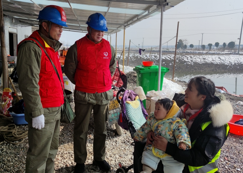 “田園釣場”農(nóng)家樂老板的女兒萬娟向供電工人介紹自家情況。人民網(wǎng)記者 周恬攝