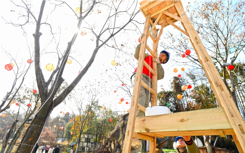 2月11日，在木蘭草原景區(qū)，國網(wǎng)武漢供電公司工作人員對景區(qū)內(nèi)的用電設(shè)備進(jìn)行巡檢，確保景區(qū)在春節(jié)期間安全穩(wěn)定用電。