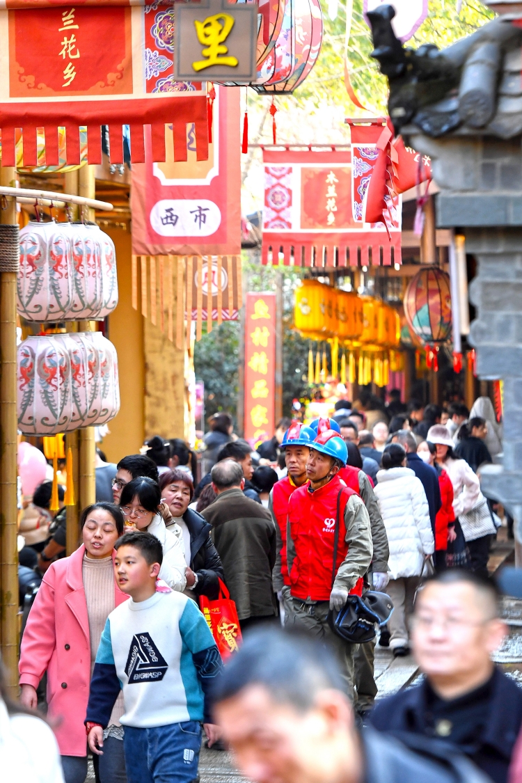 2月11日，在湖北武漢木蘭花鄉(xiāng)景區(qū)，國網(wǎng)武漢供電公司工作人員穿梭在人流如織的游客中，對供電線路和用電設(shè)備進(jìn)行特巡，確保景區(qū)在春節(jié)期間安全穩(wěn)定用電。