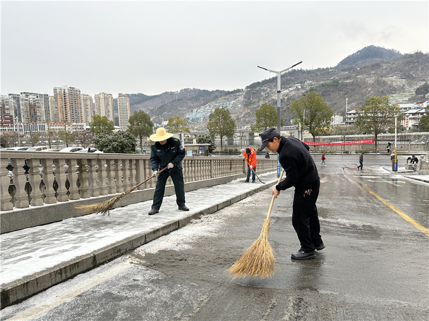 竹山縣城關(guān)鎮(zhèn)組織黨員干部、志愿者清掃路面積雪。李丹陽攝影報道