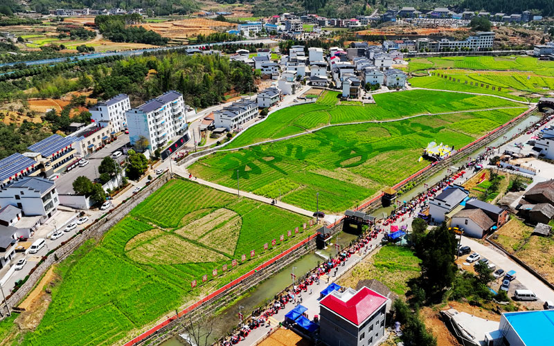 萬(wàn)名游客聚集通山縣大畈鎮(zhèn)隱水村 。周建軍攝