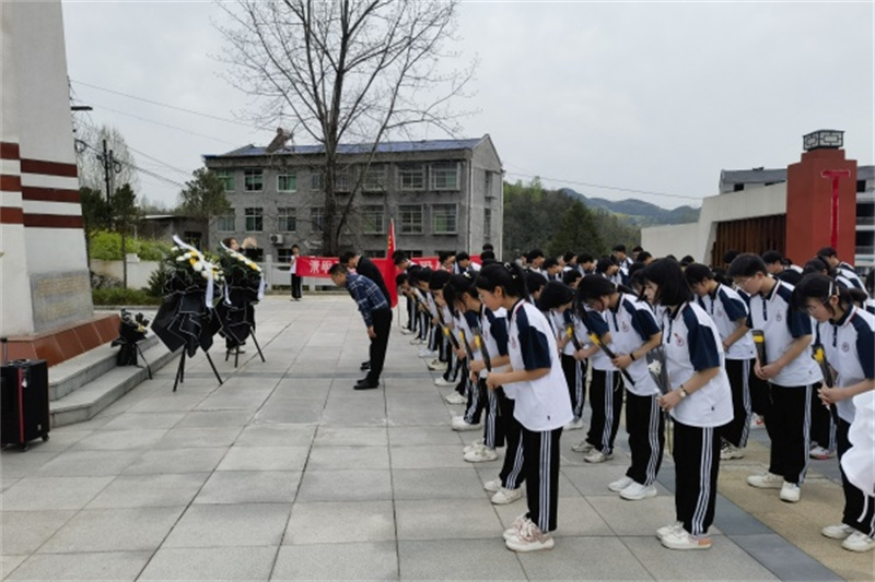 全體學生手捧鮮花向烈士墓碑鞠躬致敬