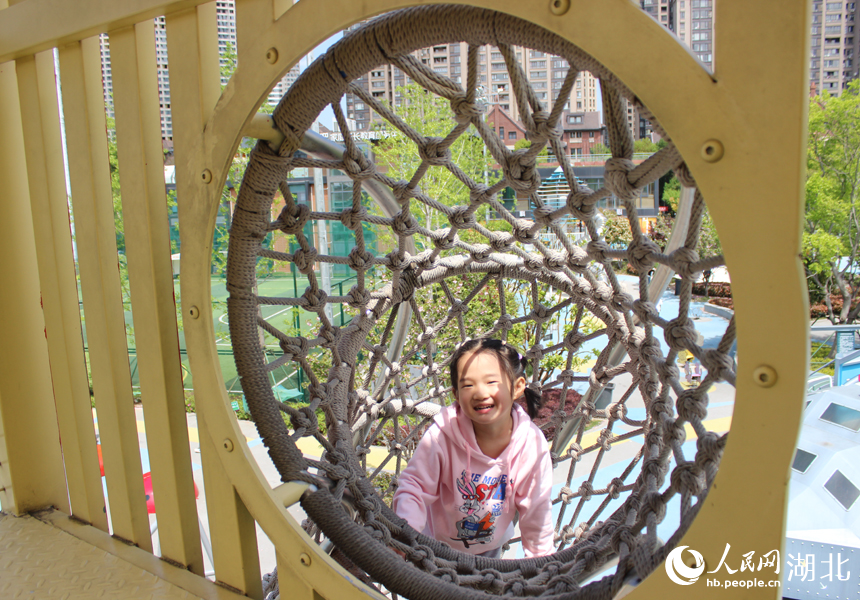 張之洞體育公園，小女孩在兒童設(shè)施攀爬。人民網(wǎng)記者 張沛攝