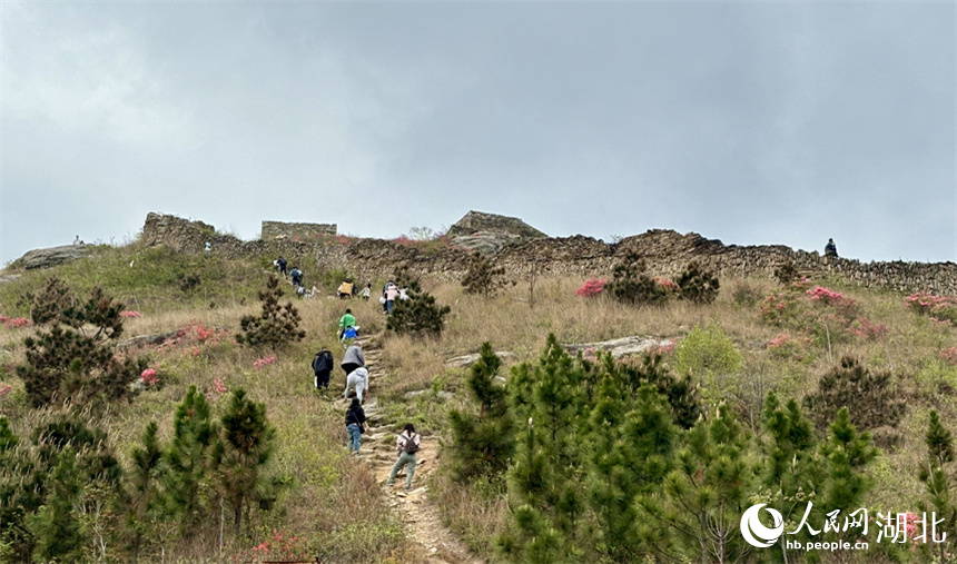 游客沿著山道攀爬。人民網(wǎng)記者 張沛攝