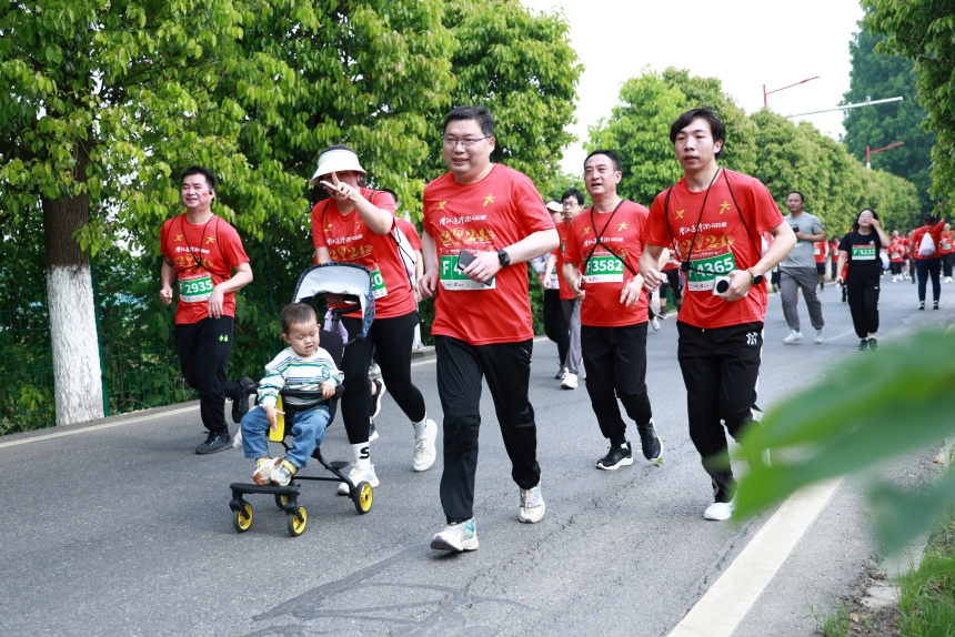 2024潛江返灣湖馬拉松鳴槍開跑。賽事組委會供圖