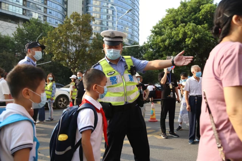 交警護(hù)航小學(xué)生入學(xué)。高梓健攝